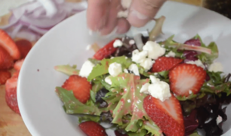 Raspberry-Spinach Salad with Avocado & Walnuts: The Perfect Fresh Bite